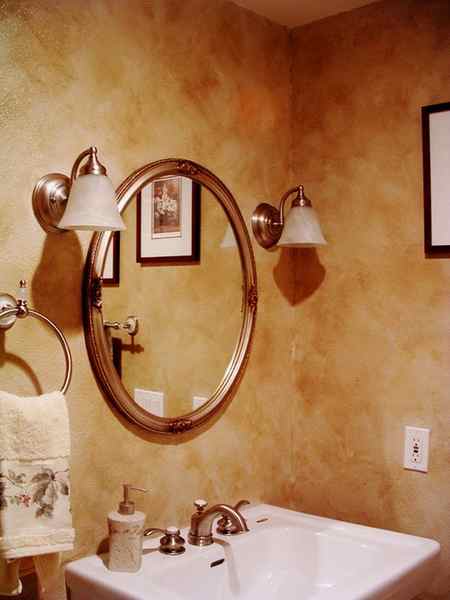 sponge-painting-bathroom-walls