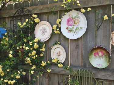 DIY Garden Fence Art Ideas 8