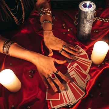 fortune teller reading tarot