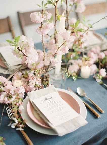 low centerpiece with cherry blossoms - via weddingsparrow.com