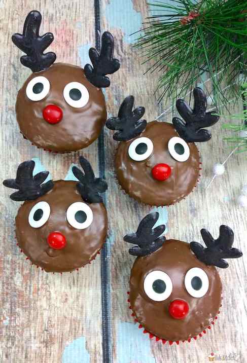 Try this cute and easy technique to turn ordinary cupcakes into a festive reindeer cupcakes! A fun kid-made Christmas dessert.