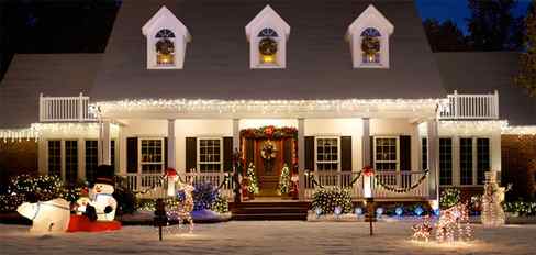 Waiting for Santa: a home decorated for Christmas that the kids will love.
